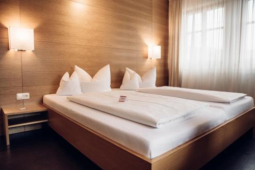 A bed or beds in a room at Landgasthof Zehner