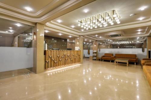 a large lobby with a dressing room and a waiting area at Artilla Inn in Ahmedabad
