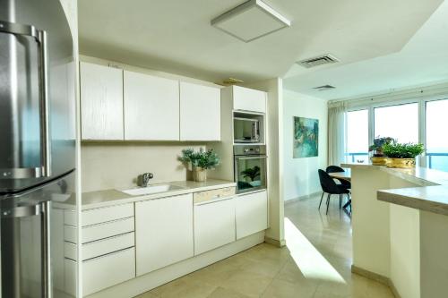 Kitchen o kitchenette sa Picturesque 3BR Apt w Balcony & Parking Near Beach by Sea N' Rent