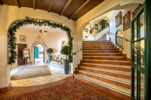 einen Eingang zu einem Haus mit einer Treppe und einem Torbogen in der Unterkunft Hotel & Restaurant Wastlwirt in Sankt Michael im Lungau