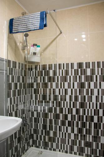 a bathroom with a black and white tiled shower at Casaelcandano in Mieres