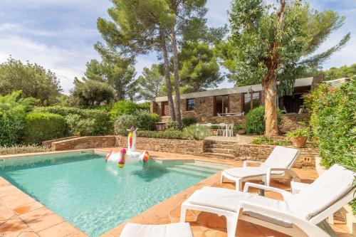- une piscine avec deux gonflables dans une cour dans l'établissement Les Eucalyptus, à Bormes-les-Mimosas