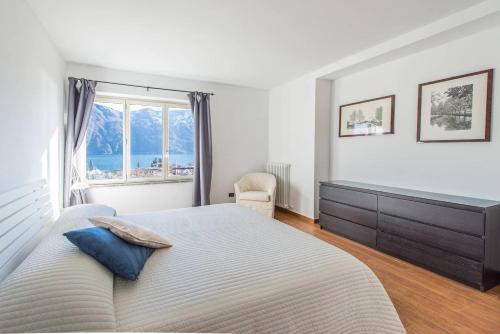 a bedroom with a large bed and a window at Miralago Apartments Villa Rosa Lake View in Bellagio