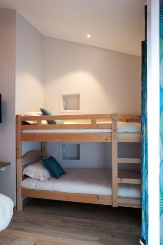 une chambre avec deux lits superposés dans l'établissement L'étoile d'Alice, à Étoile-sur-Rhône