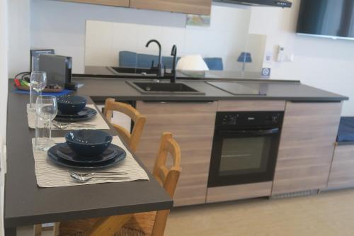 een keuken met een tafel met borden en kommen erop bij Namastè monolocale in Ancona