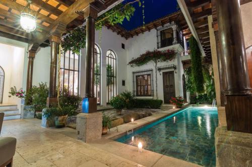 una piscina en una casa con un edificio en San Rafael Hotel, en Antigua Guatemala