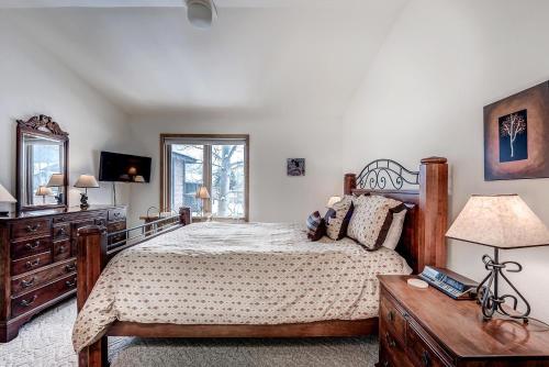Postel nebo postele na pokoji v ubytování Pitkin Townhome 704
