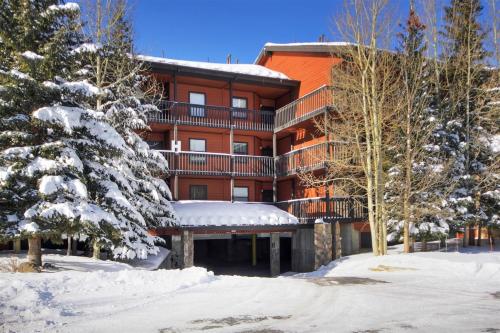 ein großes Apartmenthaus mit Schnee auf dem Boden in der Unterkunft Mountainside #162H in Frisco
