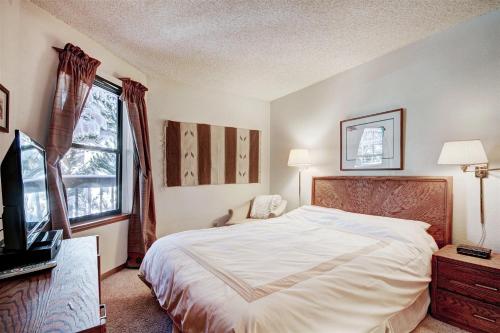 Ein Bett oder Betten in einem Zimmer der Unterkunft Mountainside #162H