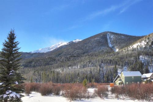 ein Haus inmitten eines schneebedeckten Berges in der Unterkunft Mountainside #162H in Frisco