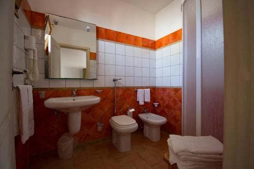 MaraganiにあるMaragani Beachのバスルーム(洗面台、トイレ、鏡付)