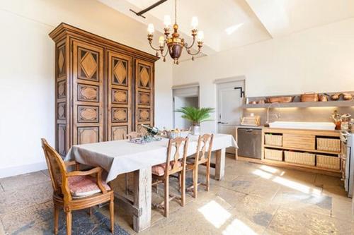 une salle à manger avec une table et des chaises dans une cuisine dans l'établissement CHATEAU MONTALEMBERT Maîche, à Maîche