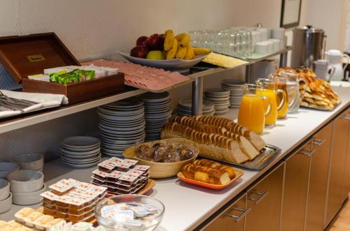 ein Buffet mit viel Essen auf dem Tisch in der Unterkunft Hotel UTHGRA de las Luces in Buenos Aires