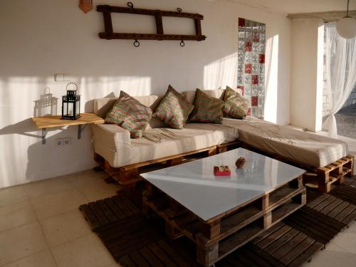 ein Wohnzimmer mit einer Couch und einem Couchtisch in der Unterkunft Casa Rural Mirando a Gredos in Cadalso de los Vidrios
