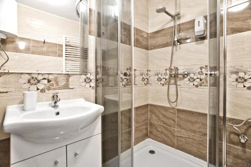 Vonios kambarys apgyvendinimo įstaigoje Smart Rooms for Rent
