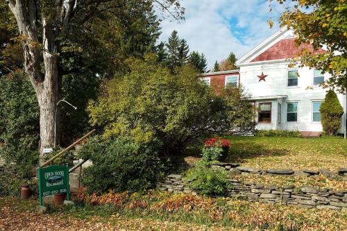 Κήπος έξω από το The Open Door in Jefferson NY