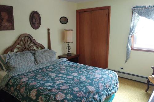 Ένα ή περισσότερα κρεβάτια σε δωμάτιο στο The Open Door in Jefferson NY