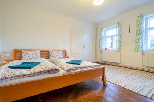 Un dormitorio con una cama grande con servilletas azules. en Čejkovický domek, en Čejkovice