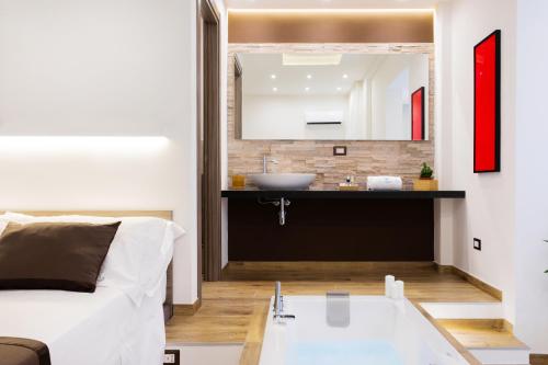 łazienka z łóżkiem i umywalką w pokoju w obiekcie Lighea aqua suites and breakfast w mieście Palermo