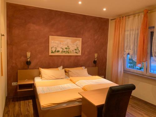 Ένα ή περισσότερα κρεβάτια σε δωμάτιο στο Hotel Sonnenhof
