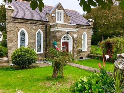 una casa di mattoni con un cortile verde con un cortile erboso di Welch House a Douglas