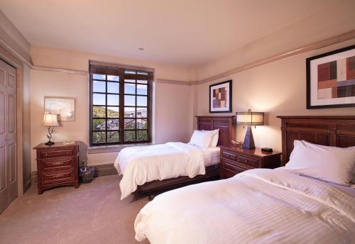 a bedroom with two beds and a window at Park Plaza Beaver Creek in Beaver Creek