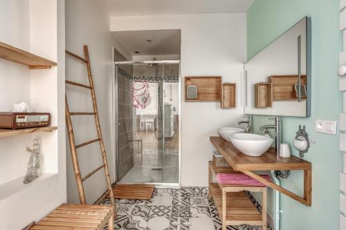 een badkamer met een douche en een wastafel bij Jolysable in Pons