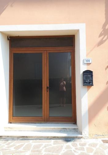 eine Person, die vor einer Tür steht in der Unterkunft Taverna rustica in Toscana in Fucecchio