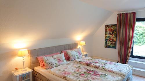 Un dormitorio con una cama con flores. en Ferienwohnung "Am Münstertor", en Telgte