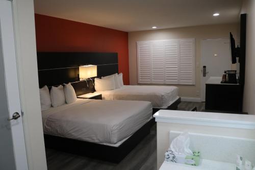 a hotel room with two beds and a bath tub at Motel 6 Vallejo, CA - Napa Valley in Vallejo