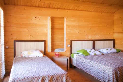 En eller flere senge i et værelse på Guest House Apsar Village