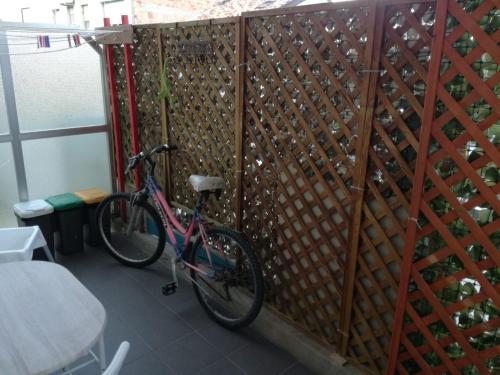 ヴァストにあるCasa Vacanze Ceciliaの木製の柵の横に自転車が停まっている
