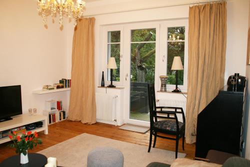 a living room with a tv and a window at Lieblingsnest Detmold in Detmold