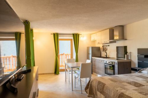 奧斯塔的住宿－Rayon de Miel，客房设有厨房和桌椅