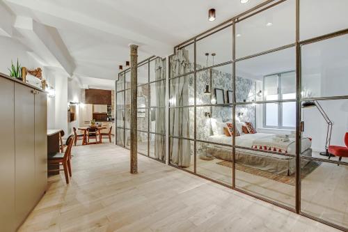 - une chambre avec des murs en verre et un lit dans un dortoir dans l'établissement Pick A Flat's Apartment in Louvre Saint Honoré, à Paris