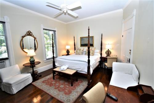 Ένα ή περισσότερα κρεβάτια σε δωμάτιο στο Simonton Court Historic Inn & Cottages