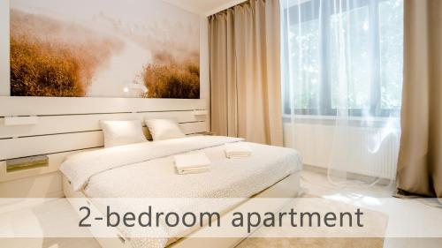 Posteľ alebo postele v izbe v ubytovaní White Apartments with AC by Kovee