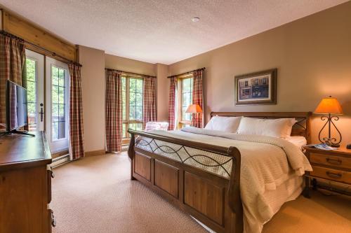 Cama o camas de una habitación en L'Équinoxe Rendez-Vous Mont-Tremblant