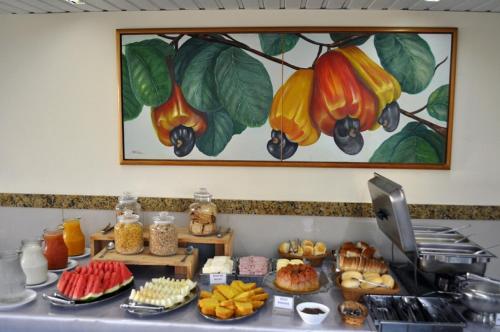 un mostrador con un montón de diferentes tipos de comida en Aquamar Praia Hotel Recife, en Recife