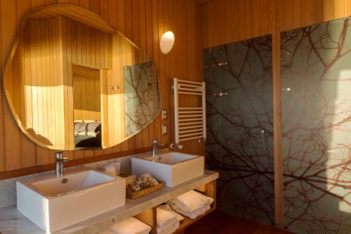 a bathroom with two sinks and a mirror at Tierra Chiloe in San José