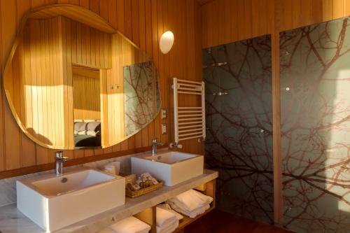 bagno con 2 lavandini e specchio di Refugia Chiloé a San José