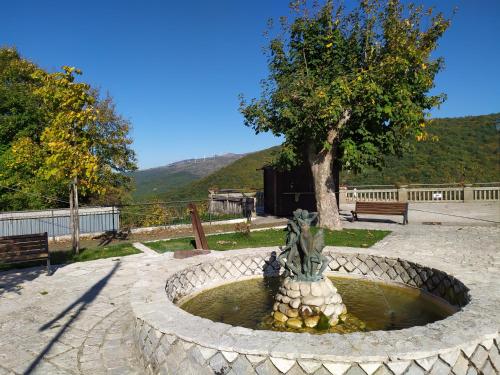 una fuente con una estatua en medio de un parque en Casa Violina, en San Pietro Avellana