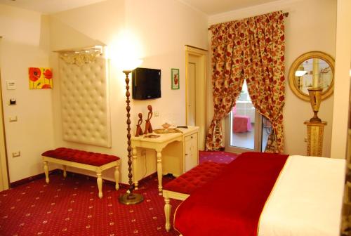 1 dormitorio con cama, lavabo y espejo en 2 KITARRAT Boutique Hotel & SPA, en Durrës