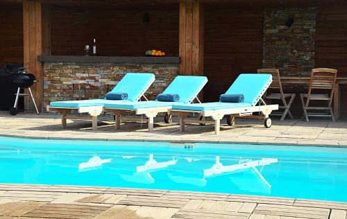 deux chaises longues assises à côté d'une piscine dans l'établissement Villa Angel, à La Gaude