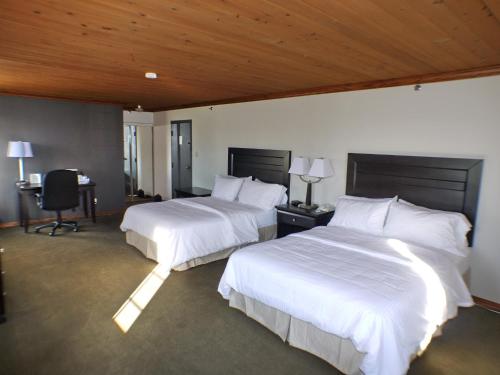 A bed or beds in a room at Riverview Lodge