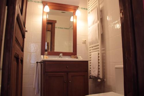 W łazience znajduje się umywalka i lustro. w obiekcie Hostería de la Galería Cerdán w mieście Talavera de la Reina