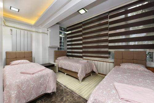 - 2 lits dans une chambre avec des couvertures roses dans l'établissement Kale Suite, à Istanbul