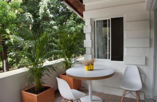 a balcony with a table and chairs and a window at Apartamento remodelado en el mejor lugar del centro de Medellín. Home Aris 402 in Medellín