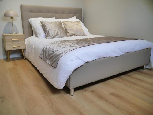 Ένα ή περισσότερα κρεβάτια σε δωμάτιο στο LOFT INN Epernay