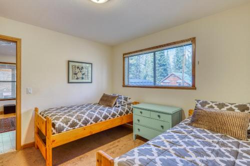 - une chambre avec 2 lits et une fenêtre dans l'établissement Tasteful Truckee Cabin, à Truckee